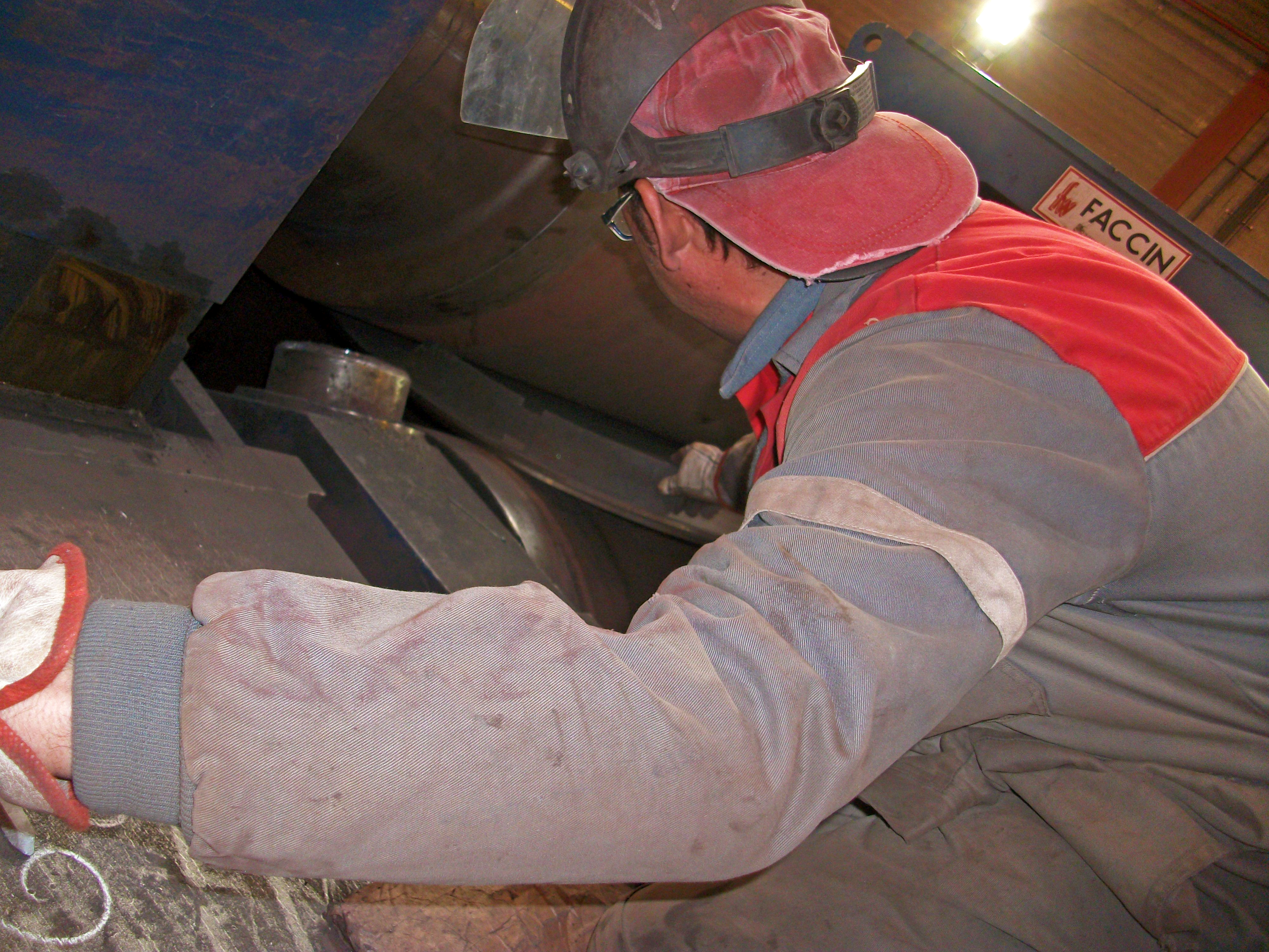 Imagen de un trabajador en una dobladora modificada