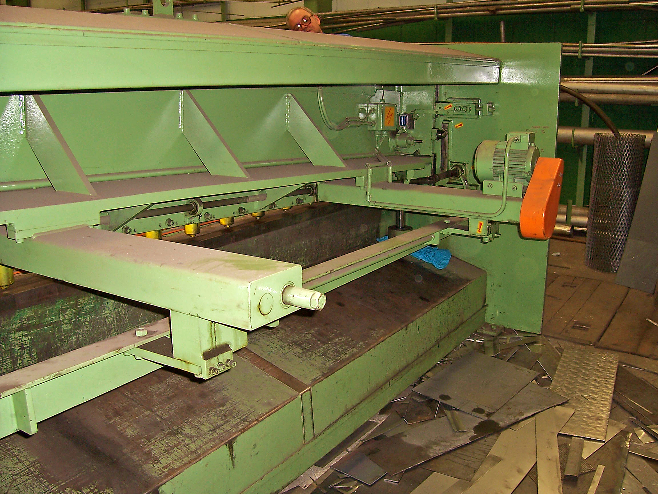 Figura 2: Parte trasera de la cizalla