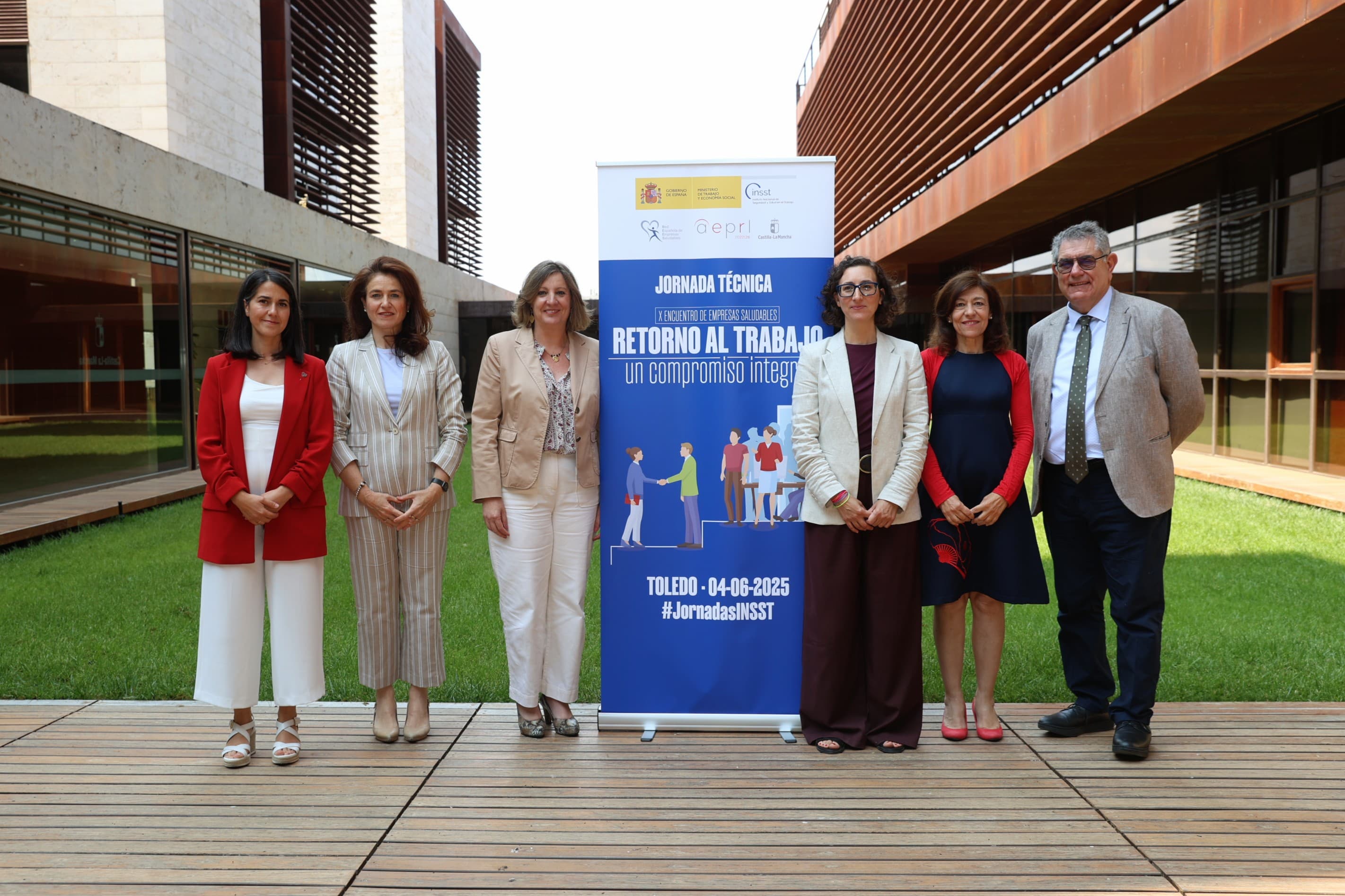 Aitana Garía tercera por la derecha en el X Encuentro Abierto de la Red Española de Empresas Saludables