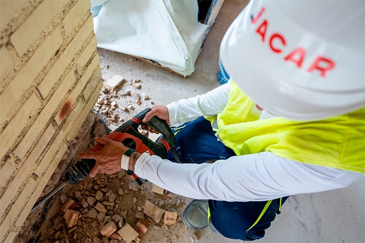 Imagen de un trabajador utilizando un taladro manual