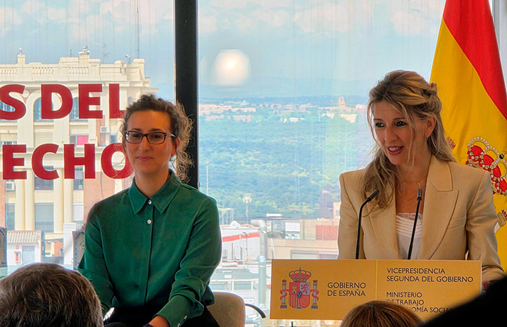 Fotografía de Yolanda Díaz y Aitana Garí en un acto de presentación de prevencion10