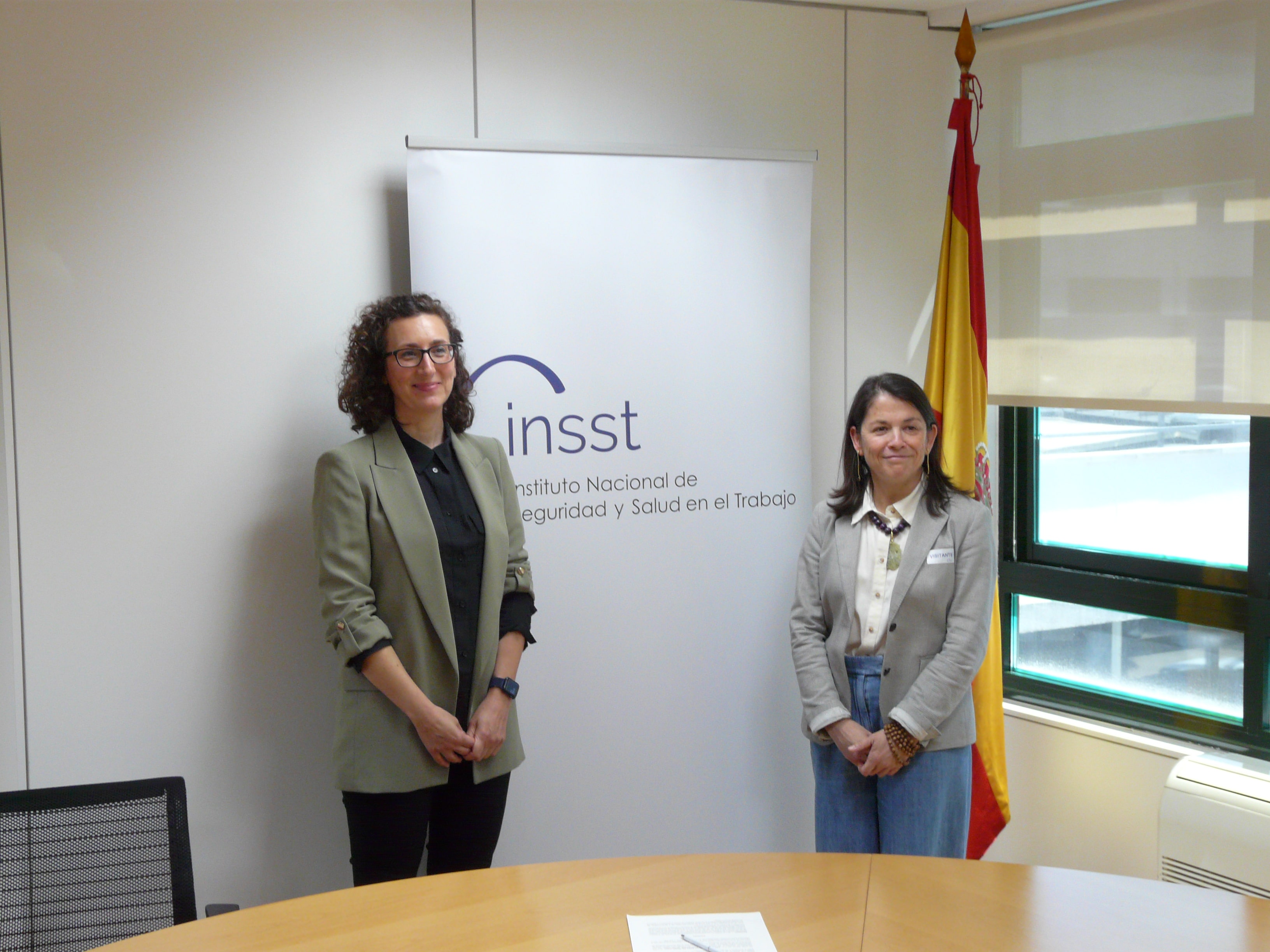 Imagen de la directora del INSST y la Fundación Manantial después de firmar el acuerdo