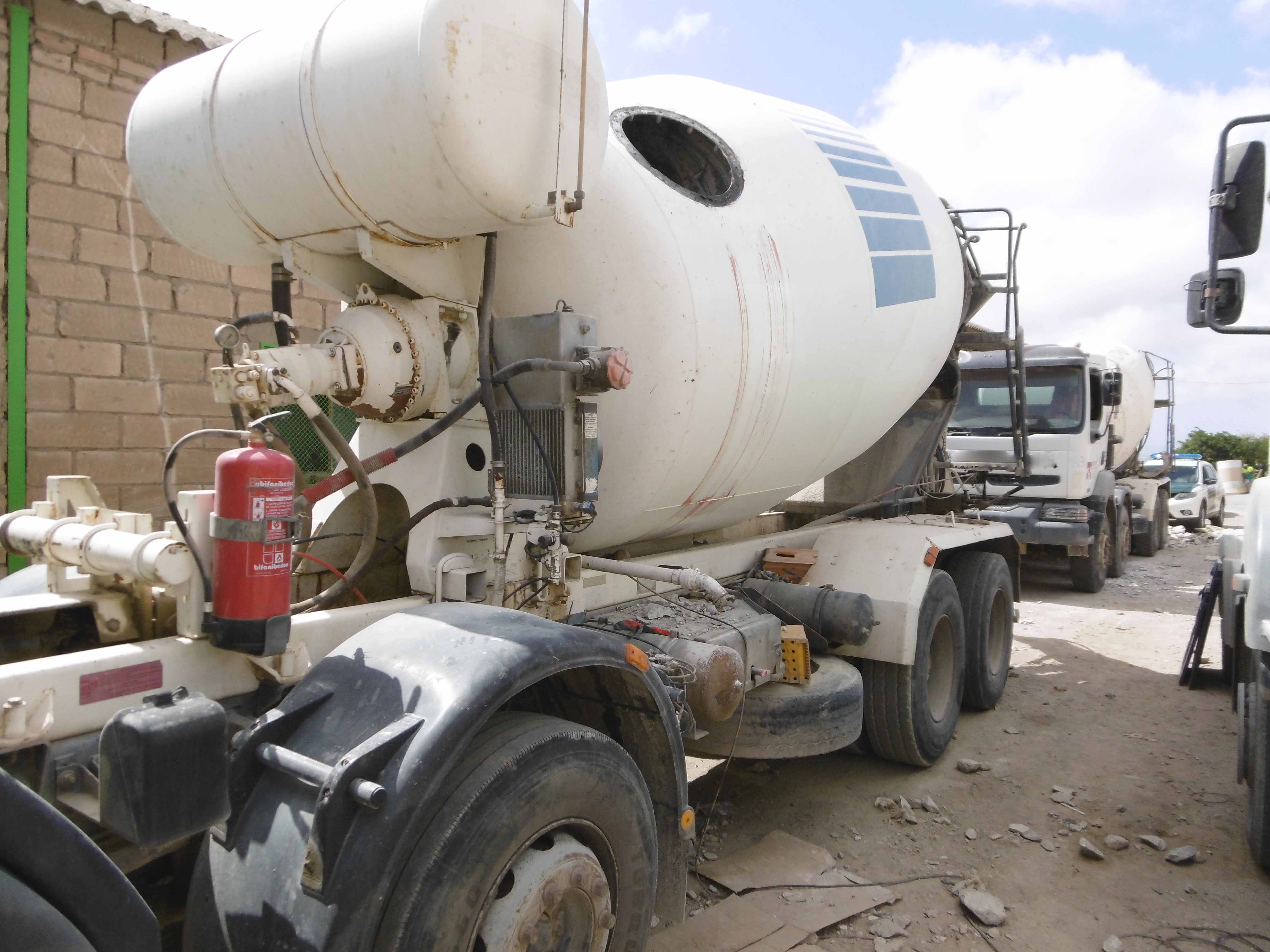 Hormigonera, se aprecia la boca de hombre