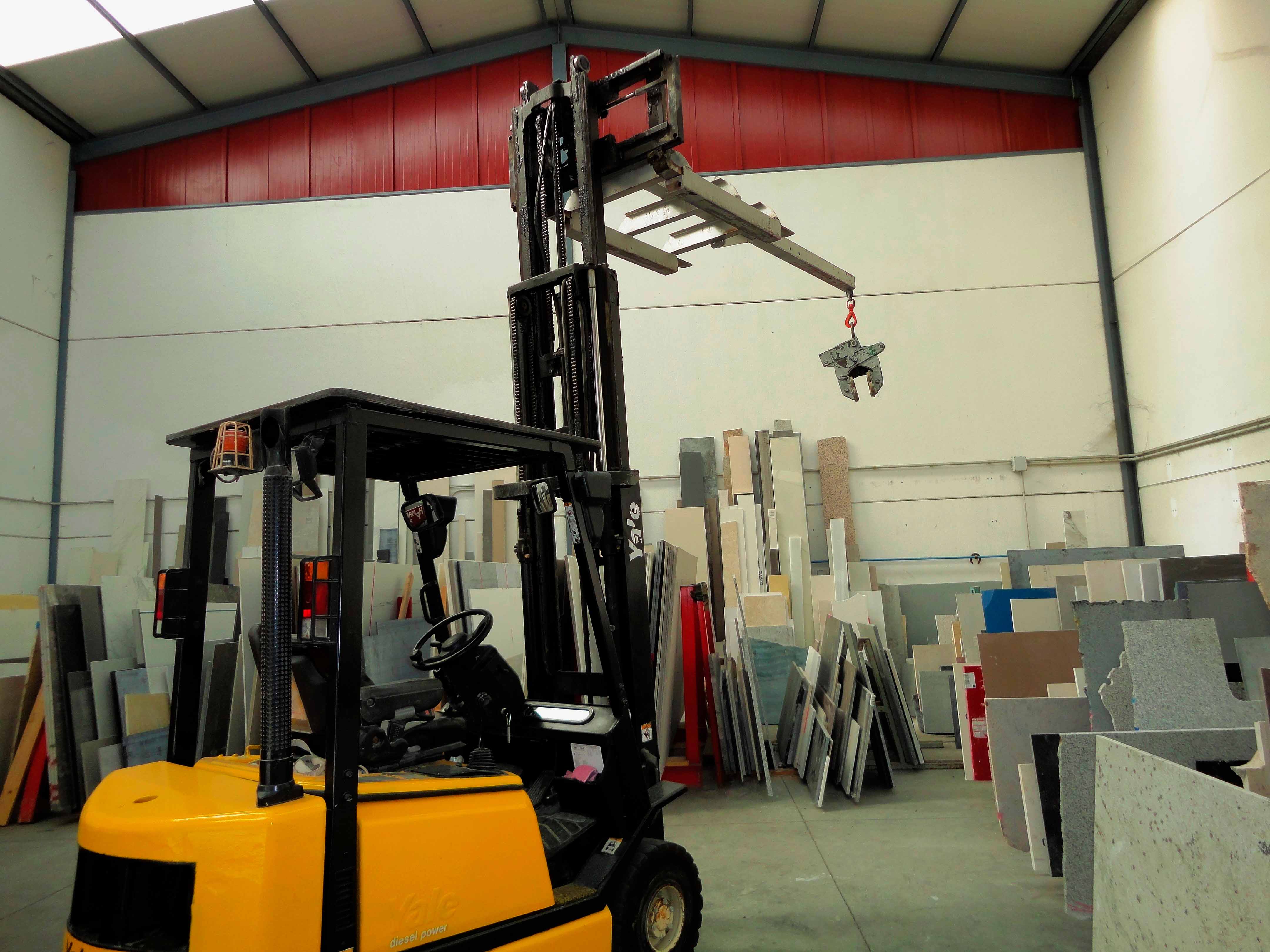 Carretilla elevadora automotora equipada con un accesorio para el transporte de cargas no guiadas