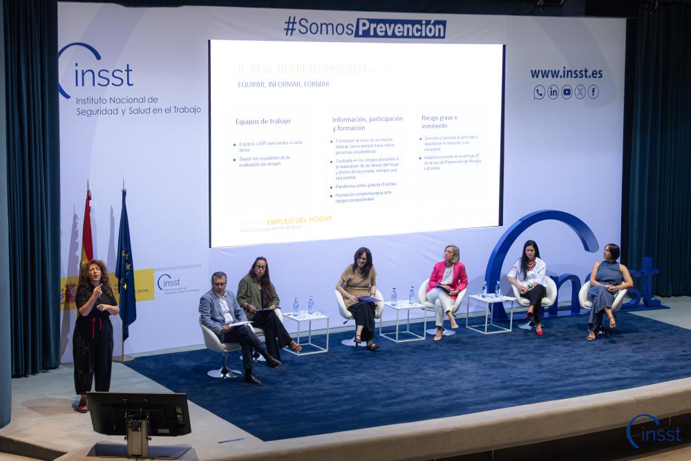 Mesa 1: El Real Decreto 893/2024 y su guía técnica  Modera: A´ngel Lara Ruiz, INSST  Nuevos derechos para las trabajadoras del hogar: corrigiendo una desigualdad  Mónica Ruiz Butragueño, Subdirección General de Ordenación Normativa del Ministerio de Trabajo y Economía Social La guía técnica del RD 893/2024, un elemento aún más necesario en el caso del trabajo en el hogar Marta Rodríguez Ballesteros, INSST Equipos de protección individual para el trabajo en el hogar Pilar Cáceres Armendáriz, INSST  Movilización de personas Gemma Ocaña Jiménez, INSST Herramientas públicas para facilitar la PRL en el hogar: Prevencion10.es  María José Santiago Valentín, INSST